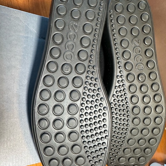 WOMEN’S ECCO ‘sneaker shoe’ Size 41 euro (10 US) Wide width. NEVER WORN
$20 - Picture 2 of 8
